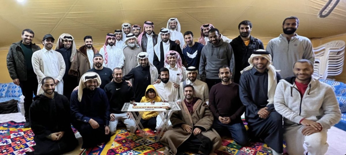 AliAlmslmani's tweet photo. دعوني أحدثكم عن هذه المجموعة من الأصدقاء، عرفته�� منذ أن كانوا جميعاً في المدرسة العلمية الإعدادية ثم الثانوية يجتمعون كل أسبوع ومن ثم توزعوا في مدن بريطانيا وجامعاتها وكانوا يجتمعون هناك أيضا وحتى في هذا السن لازالوا يجتمعون على قلب رجل واحد وهنا يحتفلون بنيل أحدهم الدكتوراة 👏🏽👏🏽 https://t.co/9AgWbArjJM