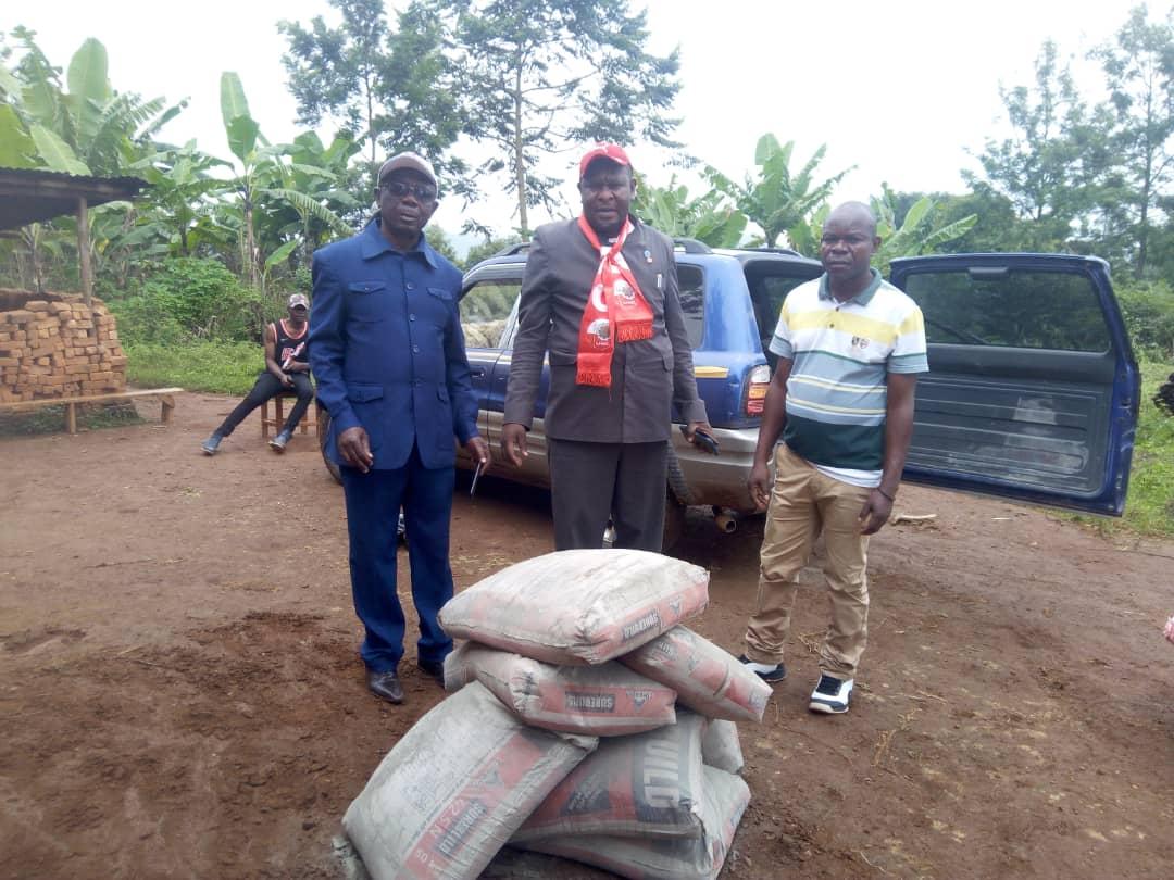 NtambakaLucky's tweet image. SK Walung lubomushir sous euphorie après le passage d leur fils et cadr influent UNC/SK Mr #Liévin #Irenge .celui-ci a participé au lancemt officiel d travaux d construt°bureau groupmt -octroie @7 sacs #ciments et bien d&apos;autres-reçu+ doléances et projets.actualité Pô et idéologie