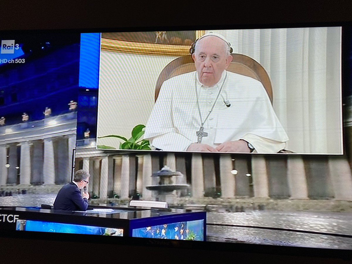 Pio XII uscì dal Vaticano dopo il bombardamento del ‘43, Giovanni XXIII fece il discorso alla luna nel ‘62, Paolo VI fece il primo viaggio in Terra Santa nel ‘64, oggi #PapaFrancesco, collegato con la #Rai, parla di Yemen e Libia. La comunicazione e la speranza avanzano insieme