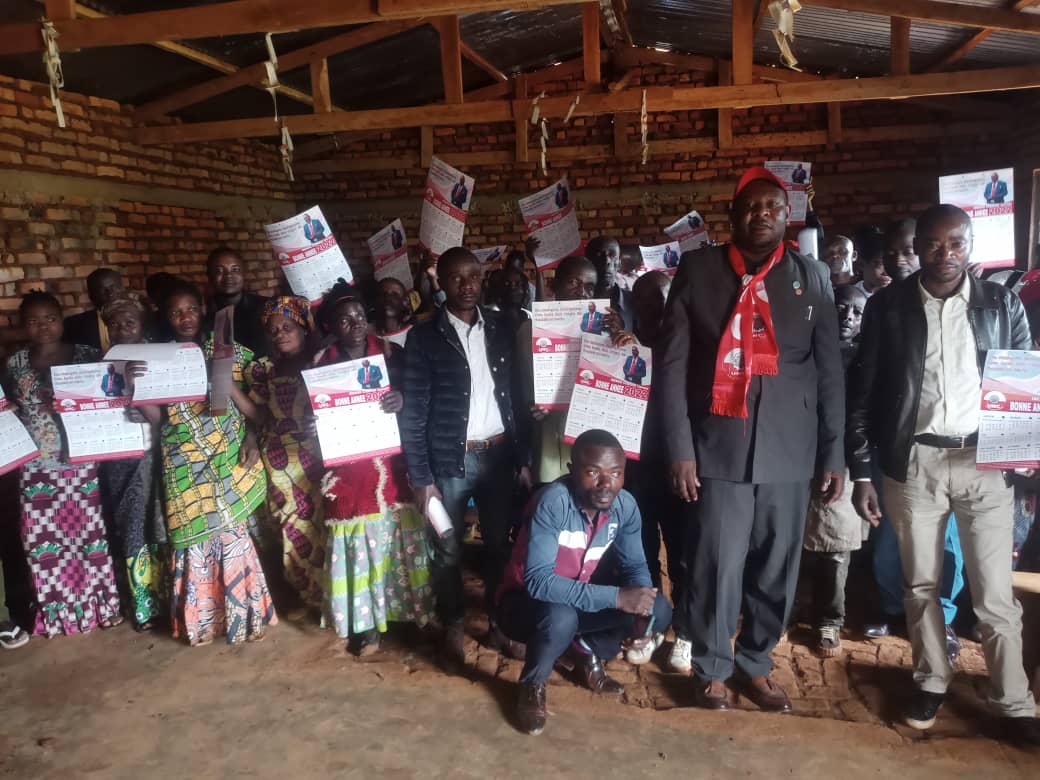 NtambakaLucky's tweet image. SK Walung lubomushir sous euphorie après le passage d leur fils et cadr influent UNC/SK Mr #Liévin #Irenge .celui-ci a participé au lancemt officiel d travaux d construt°bureau groupmt -octroie @7 sacs #ciments et bien d&apos;autres-reçu+ doléances et projets.actualité Pô et idéologie