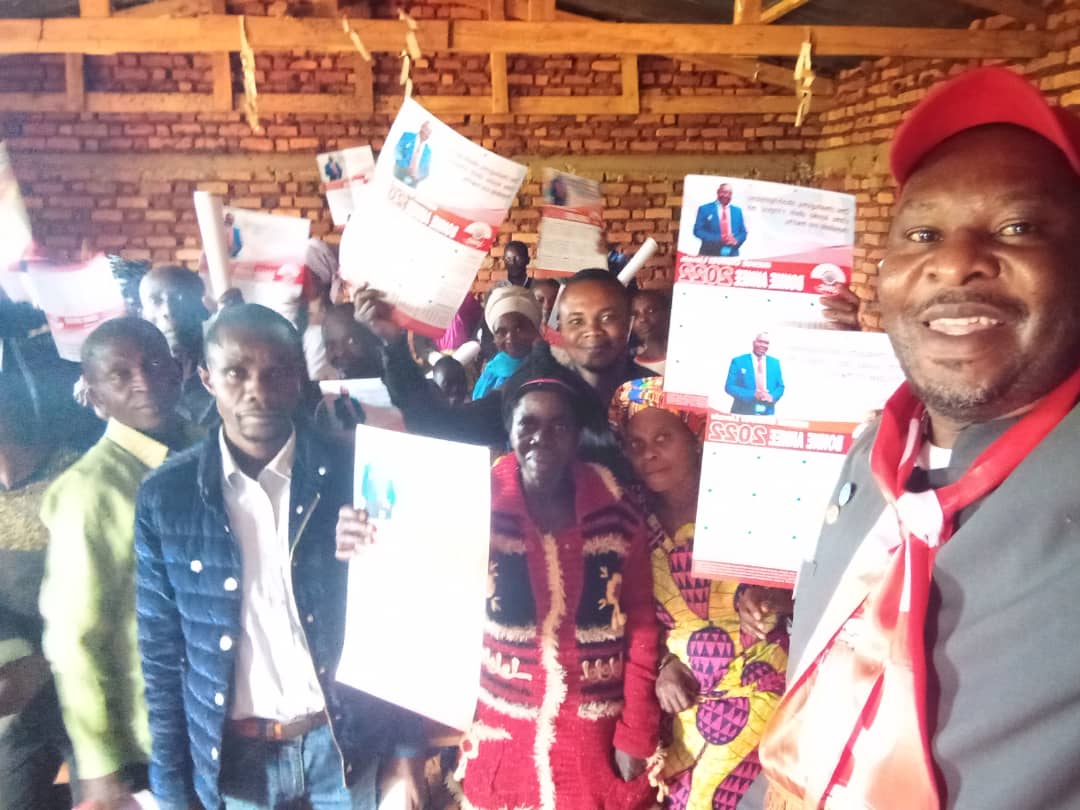 NtambakaLucky's tweet image. SK Walung lubomushir sous euphorie après le passage d leur fils et cadr influent UNC/SK Mr #Liévin #Irenge .celui-ci a participé au lancemt officiel d travaux d construt°bureau groupmt -octroie @7 sacs #ciments et bien d&apos;autres-reçu+ doléances et projets.actualité Pô et idéologie