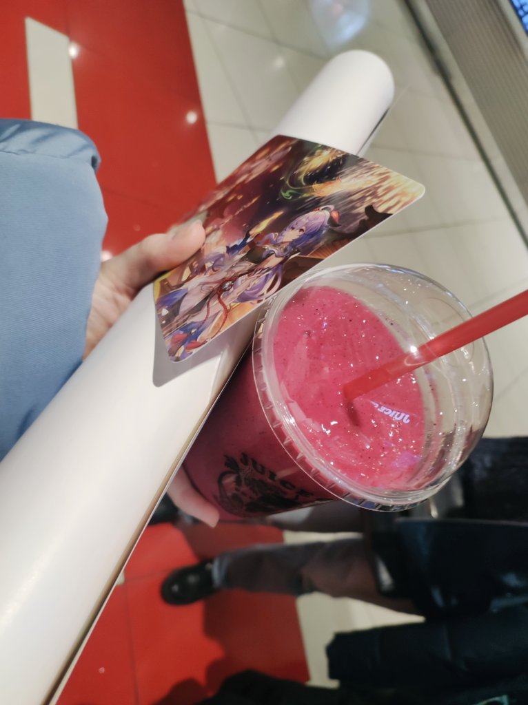 Сегодня была на стенде #GenshinImapct в Авиапарке. Очень  была рада увидеть знакомых ребят и познакомиться с новыми. 
Было так много людей, практически мини фестиваль. 
Я смогла ухватить открытку и плакат 🙌✨🌸