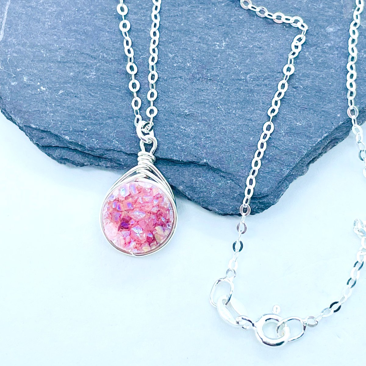 Super sparkly pink druzy 💗
silkpurseguild.com/product/pink-d…
#HandmadeHour #ukcraftershour #silkpurseguild #CelebsForSmallBiz #giftidea #ValentinesDay