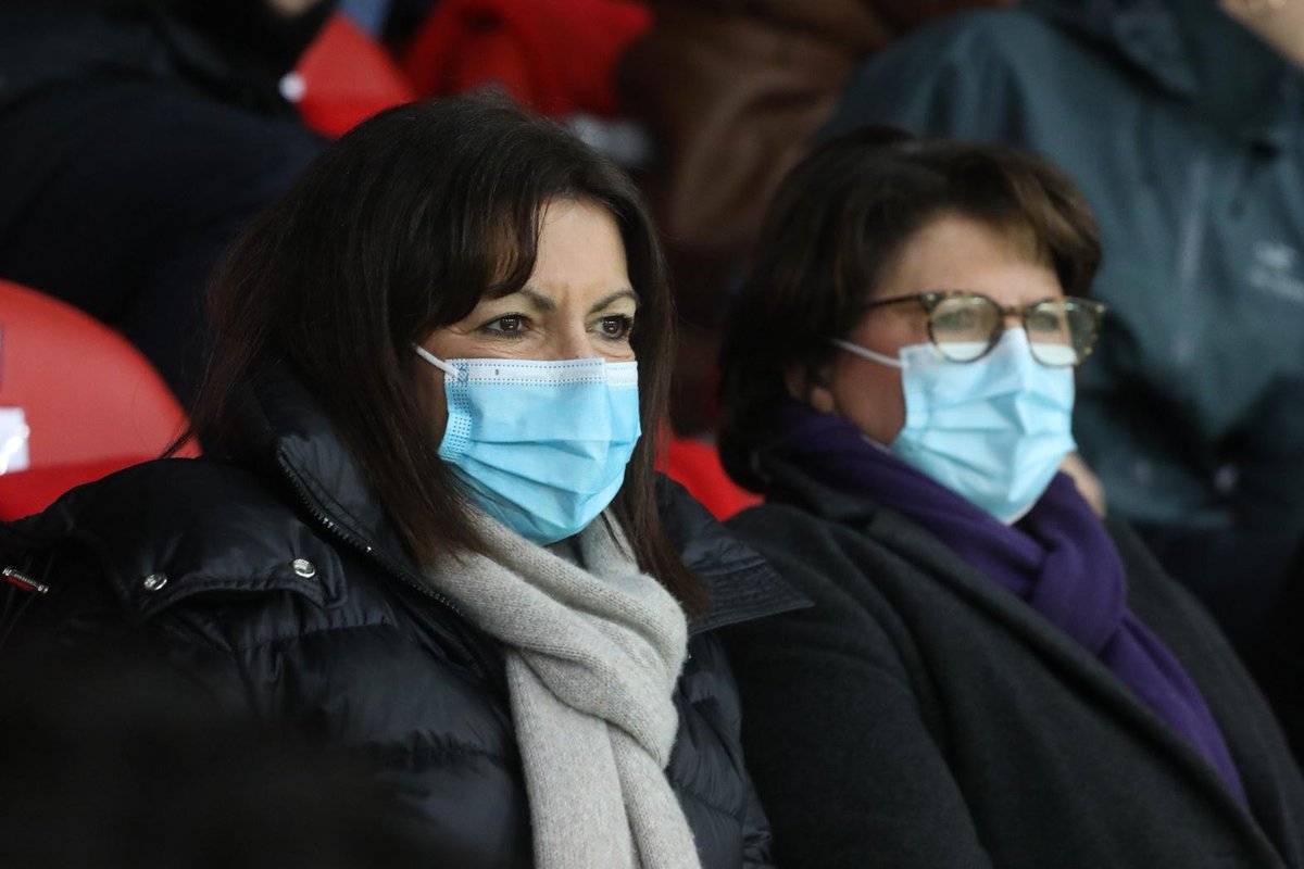Anne_Hidalgo's tweet photo. Ravie d'être au stade Pierre Mauroy pour suivre le match qui oppose le PSG au LOSC. Avec @MartineAubry nous supportons nos villes respectives, mais nous faisons bel et bien partie de la même équipe !

#PSGLOSC https://t.co/kj49eptC2s
