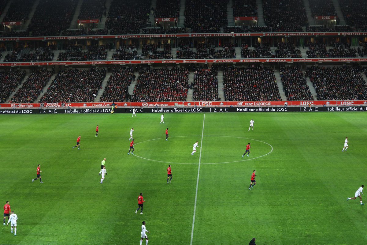 Anne_Hidalgo's tweet photo. Ravie d'être au stade Pierre Mauroy pour suivre le match qui oppose le PSG au LOSC. Avec @MartineAubry nous supportons nos villes respectives, mais nous faisons bel et bien partie de la même équipe !

#PSGLOSC https://t.co/kj49eptC2s