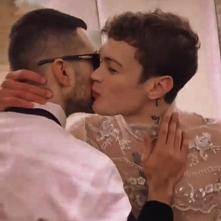sognixappesi_'s tweet photo. “per superare l’ansia, prima dell’esibizione ci diamo un bacino sulla guancia” 🩹❤️
 #DietroFestival #Sanremo2022 https://t.co/SkVdzyPhRl