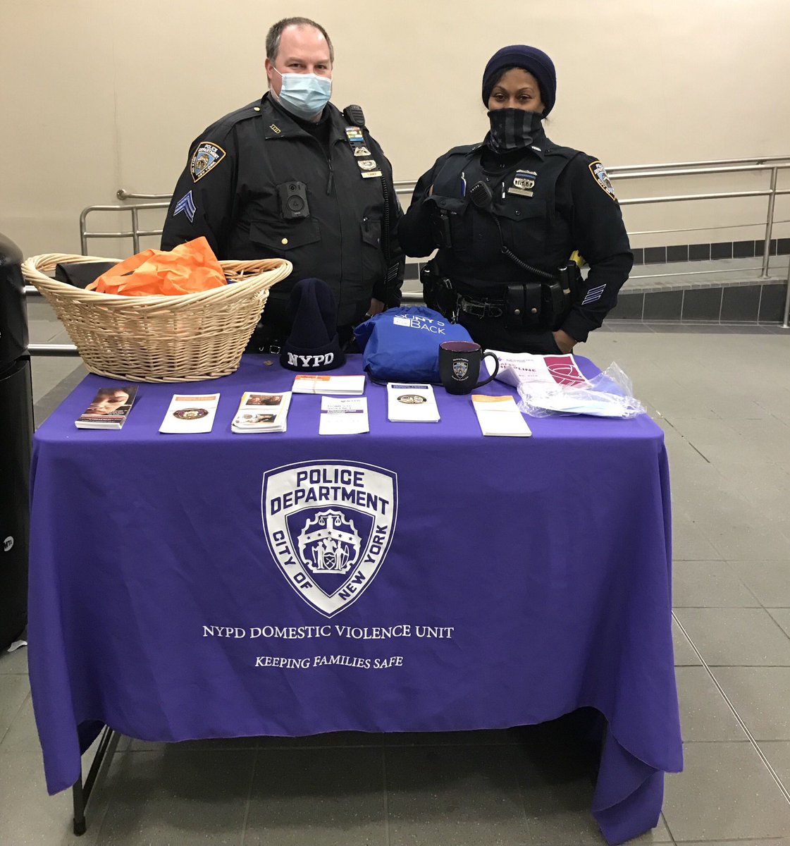 Our Domestic Violence Unit was out educating people at the Beach 116 Street  🚂 station. Handing out FREE information on domestic violence programs and services. 
Have questions?  Need Help?   

☎️ 💯 Precinct Domestic Violence 718-318-4250 🙏