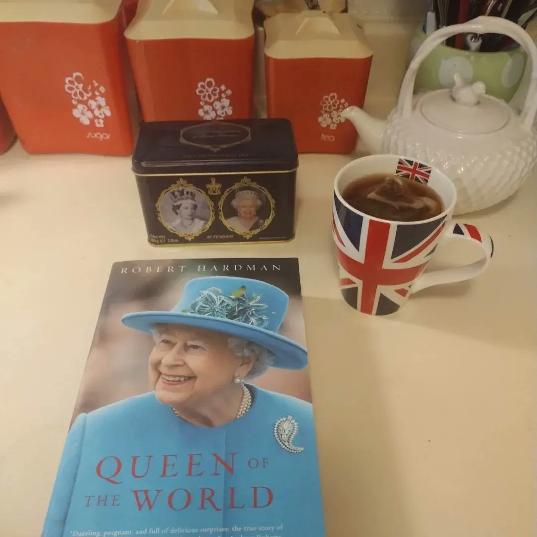 fashiondiva1984's tweet photo. Having tea with Queenie celebrating her 70 years on the throne. Long may she reign. I will of course pick up souvenirs in a few weeks while I'm there. ☺❤🇬🇧👑
#queen #queenelizabeth #queeneelizabeth2 #teawiththequeen https://t.co/zk4ddJLQ3E