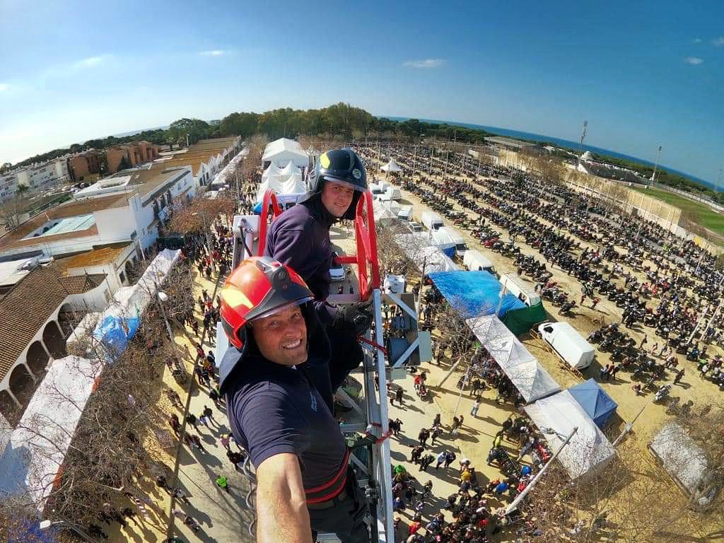Concentración de Rota a vista de bombero!!  Se han batido todos los récords, miles de apasionados de la moto, ambientazo espectacular, cientos de motos, inscripciones agotadas, espectáculos, exposiciones, más tiendas que nunca… una edición de récord!! 

Enhorabuena #motoclubrota
