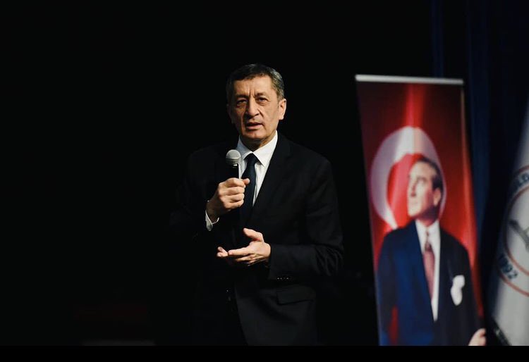 Geri dön, geri dön Ne olur geri dön Uzanıp tutuver elimi bir gün Utanır, diyemem, ne olur geri dön <a href="/ziyaselcuk/">Ziya Selçuk</a> 
#MahmutOEzeristifa