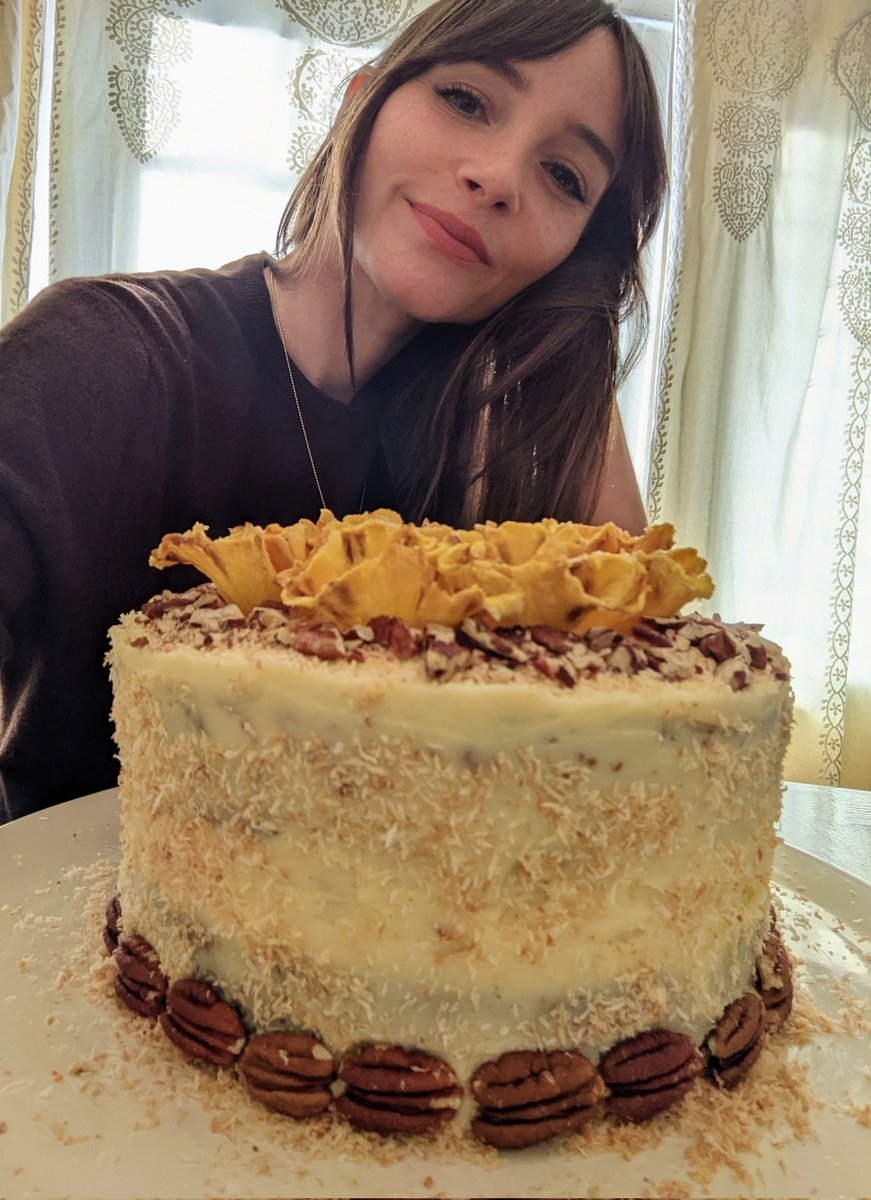 primopezzo's tweet image. A Hummingbird Cake with fresh pineapple flowers 🍍
