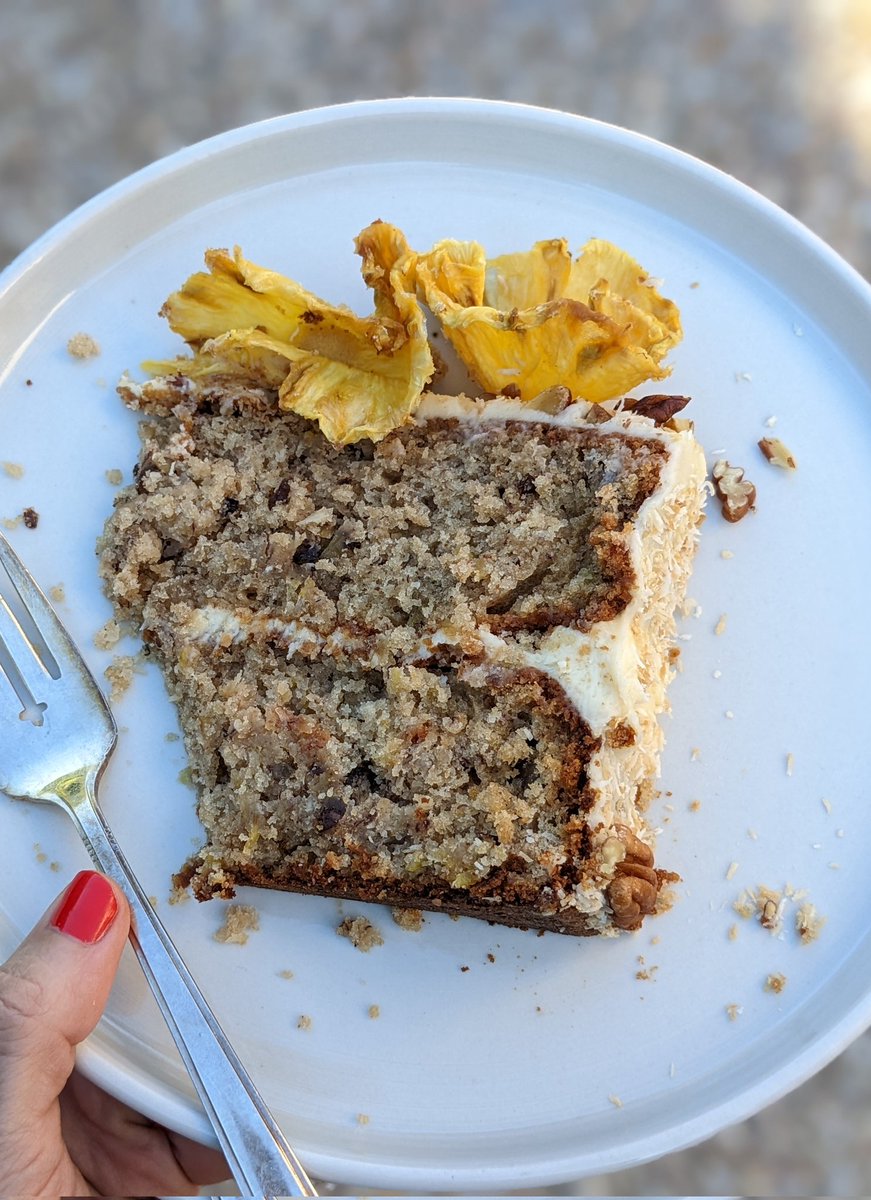 primopezzo's tweet image. A Hummingbird Cake with fresh pineapple flowers 🍍