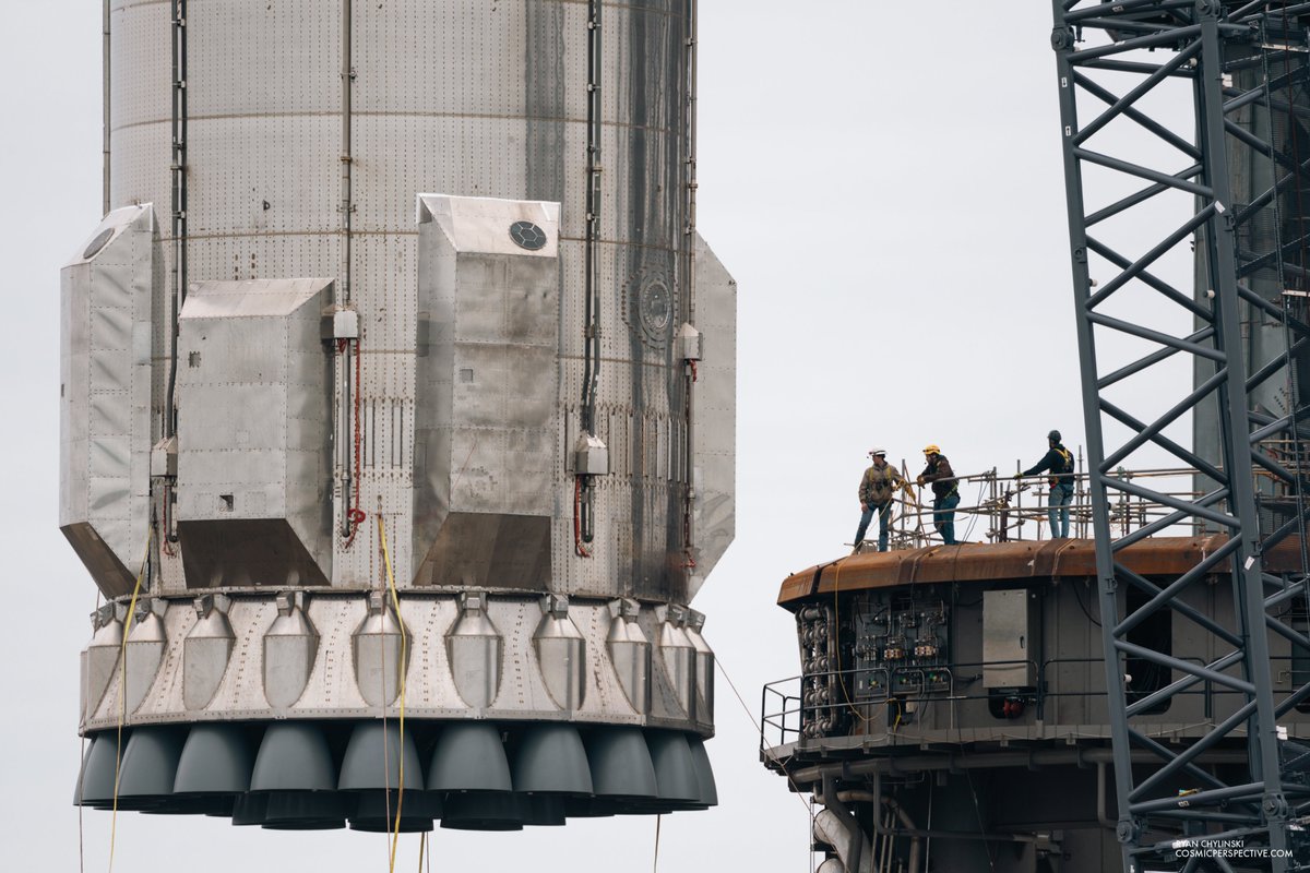 Starship Super Heavy is lifted to the orbital pad ⬆️, 
@spacex teams for scale. #Starship

📷: photos.cosmicperspective.com/Starship/