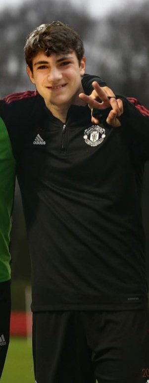UFManUtd's tweet photo. Official statement!

 @AlexG_Uni

We are pleased to announce the signing of the young Spanish striker 

He will join our club for the next 6 seasons, he will wear the number 19

Welcome to your new home Bug

#WelcomeGuzman https://t.co/2hZZrFAMtC
