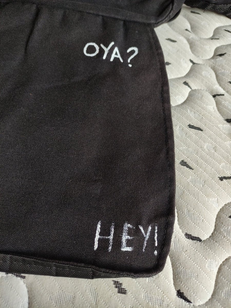 sarcasmstorm's tweet photo. Eu tenho essa bolsa preta em casa q usava na escola anos atrás

E como agr vou voltar a estudar decidi usar ela, mas como está muito feia pensei:
"Pq não pintar?"

E cá estou, uma otaku/bookstan transformando a minha mochila

Se vai ficar bom no final? Só Deus sabe https://t.co/ZMxVvbNh1x