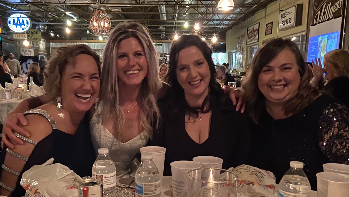 ellespinner's tweet image. Laughed and danced and raised scholarship $$ in honor of sweet ⁦Jillian!  Such a fun #momprom  🎗