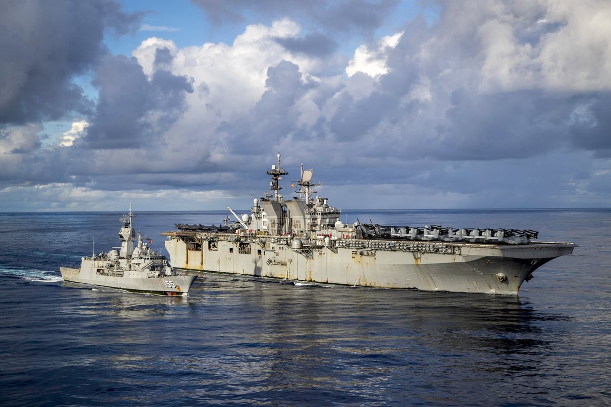 Australian_Navy's tweet photo. Last year #HMASBallarat conducted a replenishment at sea with @USNavy's #USSAmerica during the Large Scale Global Exercise in the Western Pacific.
๐ธ: LSIS Ernesto Sanchez #AusNavy #YourADF #POTD #LSGE21 https://t.co/DmnEsYpL1l