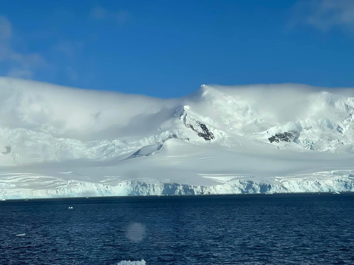 ScottSeattleWx's tweet photo. Just your average fog rolling down a snow-capped mountain shot… on Antarctica. One of my college friends is down there now. So beautiful! I want to go someday! https://t.co/CZ6TgqyWeg