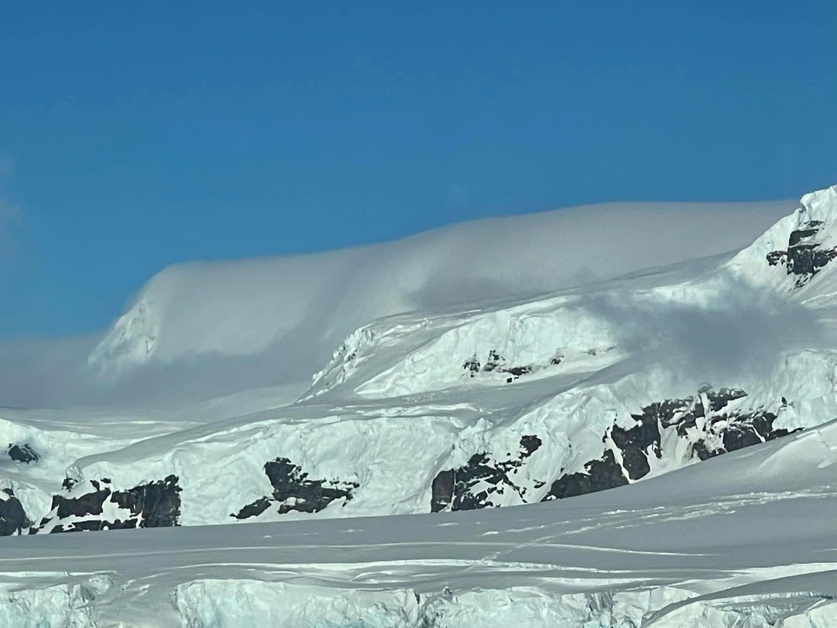 ScottSeattleWx's tweet photo. Just your average fog rolling down a snow-capped mountain shot… on Antarctica. One of my college friends is down there now. So beautiful! I want to go someday! https://t.co/CZ6TgqyWeg