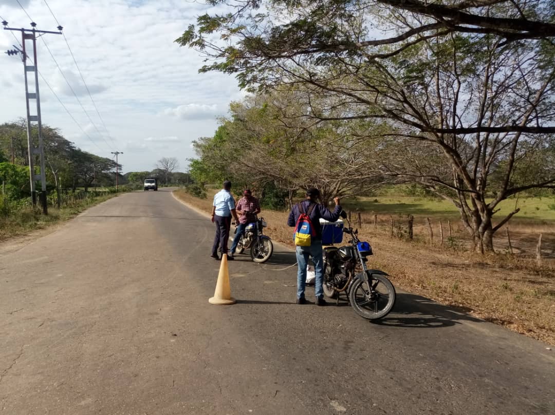 poliguarico15's tweet photo. Cumpliendo instrucciones del Gobernador @josemvasquez y lineamientos del G/D Miguel Ángel Urrieta Manrique Director de @poliguarico15 se realizó recorrido punto a pie, con el chequeo de vehículos y motos que transitan por el Municipio Guayabal.
#LuchaContraLaCovid19
#CCP5 https://t.co/PRAq2jy63g