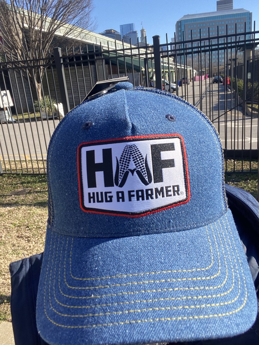 Mi viejo tiene 80 años, toda su vida trabajó en el campo. “Abraza a un granjero” es la marca de la gorra. Le envié una foto desde Tennessee y se emocionó. No conozco marcas identitarias tan explícitas en Argentina, con todo el peso del campo.