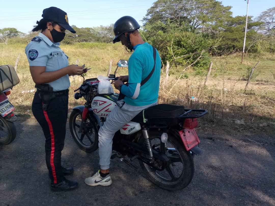 poliguarico15's tweet photo. Cumpliendo instrucciones del Gobernador @josemvasquez y lineamientos del G/D Miguel Ángel Urrieta Manrique Director de @poliguarico15 se realizó recorrido punto a pie, con el chequeo de vehículos y motos que transitan por el Municipio Guayabal.
#LuchaContraLaCovid19
#CCP5 https://t.co/PRAq2jy63g