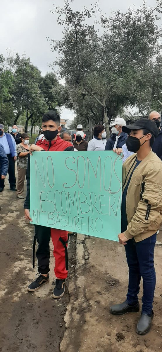 isacarmigniani's tweet photo. Moradores de la Rumiñahui están molestos porque los escombros del aluvión fueron depositados en la cabecera norte del parque Bicentenario. Les sorprende que esté siendo utilizado como basurero. Dicen que el polvo y el olor son insoportables https://t.co/ryb6T8oCxW