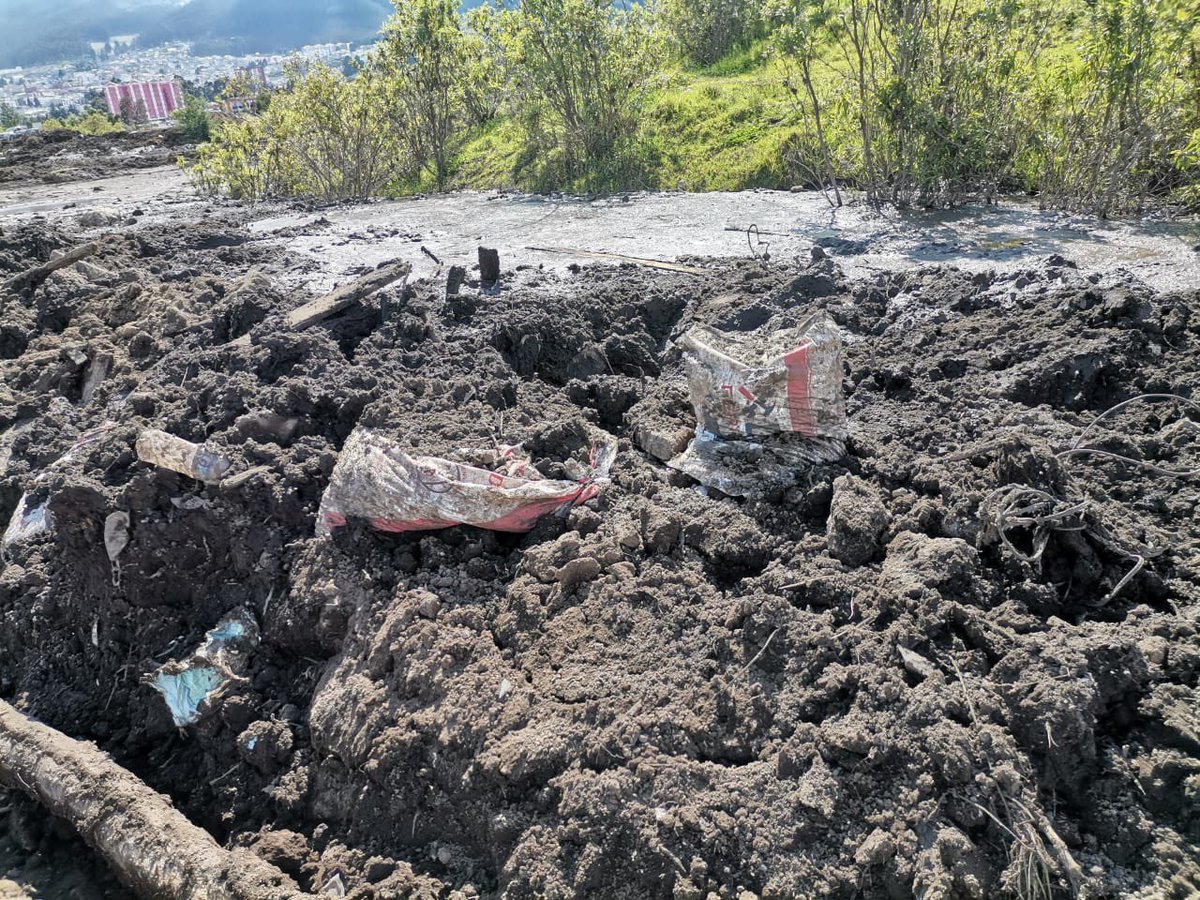 isacarmigniani's tweet photo. Moradores de la Rumiñahui están molestos porque los escombros del aluvión fueron depositados en la cabecera norte del parque Bicentenario. Les sorprende que esté siendo utilizado como basurero. Dicen que el polvo y el olor son insoportables https://t.co/ryb6T8oCxW