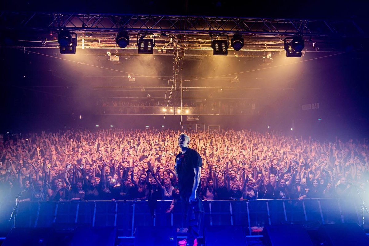 example's tweet photo. MANCHESTER last night 🤯 (aka one of the best shows of my life) https://t.co/2x8jWzZ7Vw