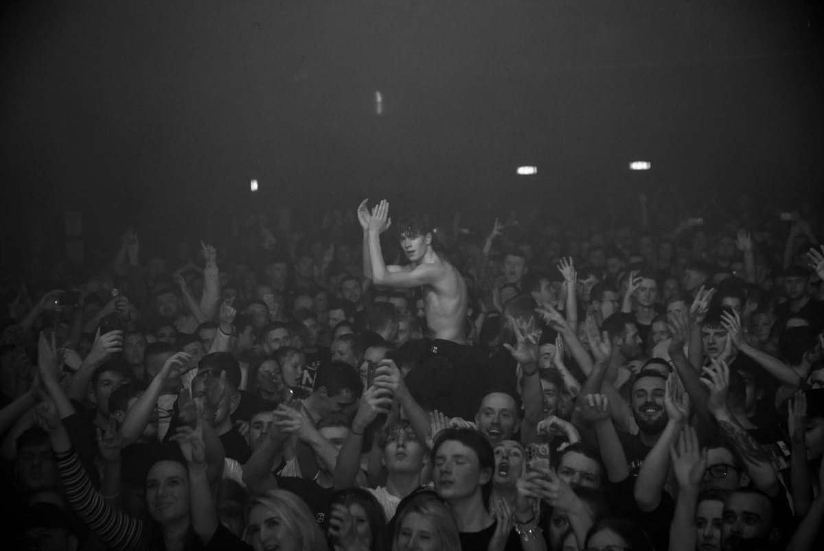 example's tweet photo. MANCHESTER last night 🤯 (aka one of the best shows of my life) https://t.co/2x8jWzZ7Vw