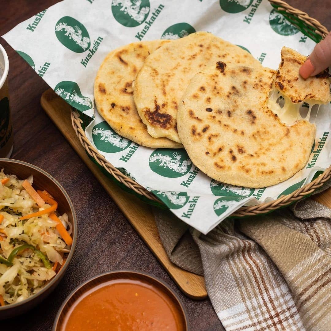 KuskatanSV's tweet photo. Este #Viernes, Sábado y Domingo disfruta del festín #Pipiles 20 pupusas tradicionales+ 4 empanadas+ bebidas por tan solo $18.99 😱
Visita nuestra choza 🏡 en la chiltiupan o pidelos al 2250-3050
(Ven a nuestra restaurante y recibe 2 cortesía de nuestra deliciosa sopa pipil). https://t.co/iEGHsGAx4x