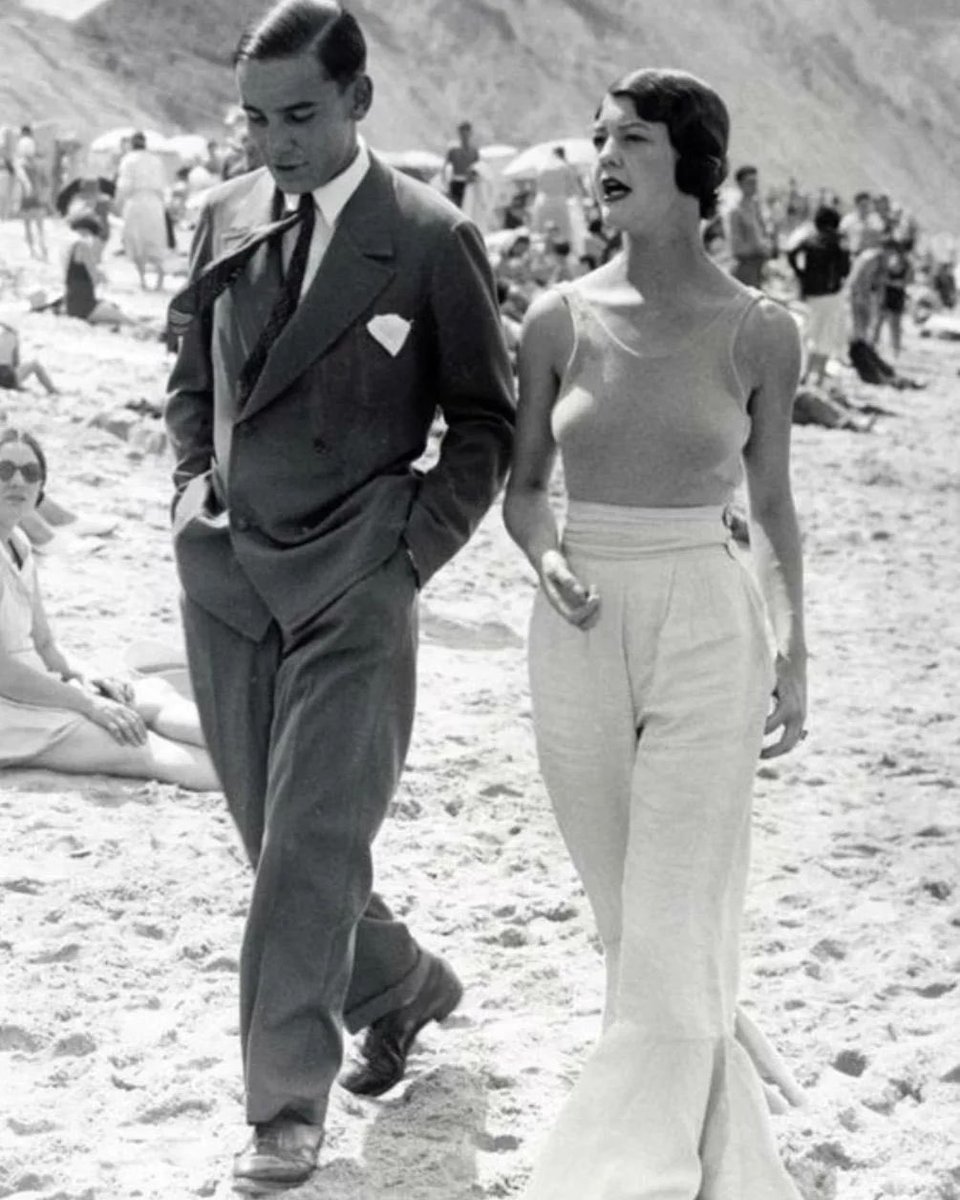 byredo2020's tweet image. - In the 1920s, a new woman was born. She smoked, drank, danced, and voted. She cut her hair, wore make-up, and went to petting parties. She was giddy and took risks. She was a flapper...

#flapper #flapperdress #flapperstyle #womanstyle #womanpower #woman #bnw