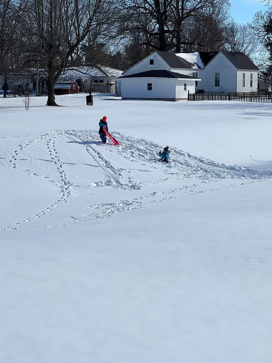 strader268's tweet photo. #2ndgradesnowmanchallenge #titantrue McQueens sledding https://t.co/rLW9jo69lG