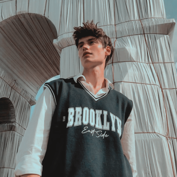 pIastichcart's tweet photo. hey, @deadwoodhighxrp.

             𝓒hristopher 𝓦ilder. 
      𝐝iecisiete años. 𝐬enior year.
            𝐩opular. 𝐦oritz hau. https://t.co/lJUN3wMs15