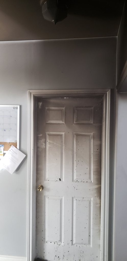 DChief813's tweet image. We remind residents to close doors behind them in a fire and stay out once exited. Pictures show what the interior door held back. House may have smoke and water damage but property and lives were saved. @NapaneeFire  @Greater_Napanee  @ONFireChiefs  @omfpoa  @OAFTO