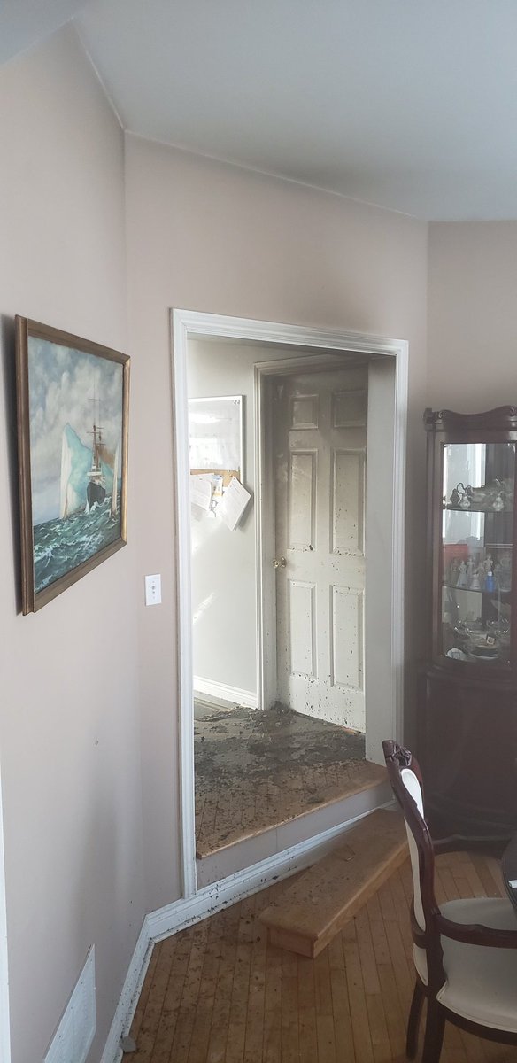 DChief813's tweet image. We remind residents to close doors behind them in a fire and stay out once exited. Pictures show what the interior door held back. House may have smoke and water damage but property and lives were saved. @NapaneeFire  @Greater_Napanee  @ONFireChiefs  @omfpoa  @OAFTO