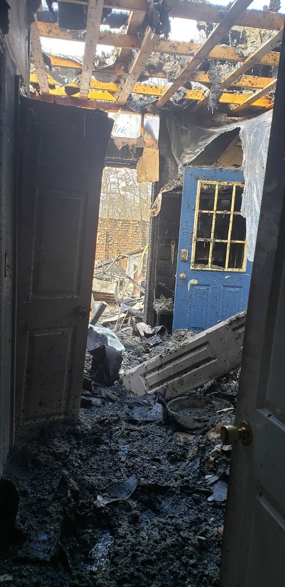 DChief813's tweet image. We remind residents to close doors behind them in a fire and stay out once exited. Pictures show what the interior door held back. House may have smoke and water damage but property and lives were saved. @NapaneeFire  @Greater_Napanee  @ONFireChiefs  @omfpoa  @OAFTO