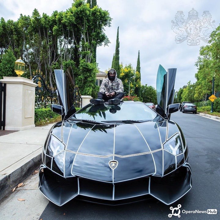 Small_Steez's tweet photo. @wifiwrld_ Cheddar bought this Bugatti 5yrs ago for $2.5m from Ronaldo and Despite just bought one this year for $2.8m and you want to disrespect Cheddar? https://t.co/9qITVLuP3T