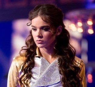 hailee with curly hair is my favorite