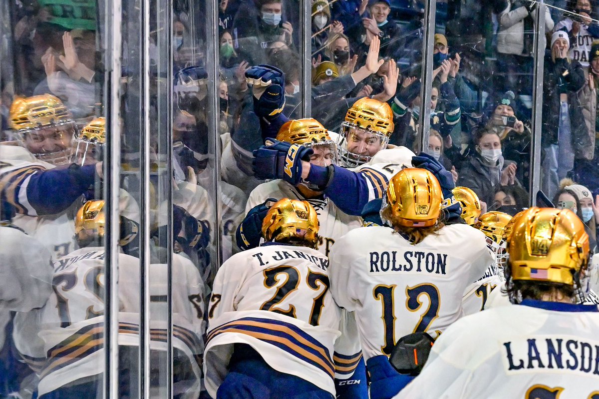 NotreDameGLD's tweet photo. A weekend sweep for @NDHockey to cap off a π₯ #IrishOn3 weekend βοΈ
#GoIrish https://t.co/NMN7lgIUtF