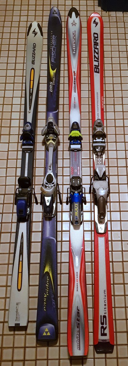 The annual activation of the #Sabertooth Ski Service took place today! After fully servicing four pairs of skis, the Eusmilus is rather tired, so no stream tonight. Two pairs done for coworkers, two for the furry ski week! #skiing #FischerSki #Kneissl #BlizzardSki #EusmilusBuilds