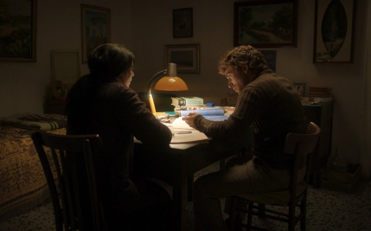 Comunque la Ferrante che da piccoli fa scannare Enzo e Lila con le gare di matematica e poi da adulti li fa studiare insieme la notte sulle dispense di Zurigo, mente eccelsa ✨✨✨
#LAmicaGeniale