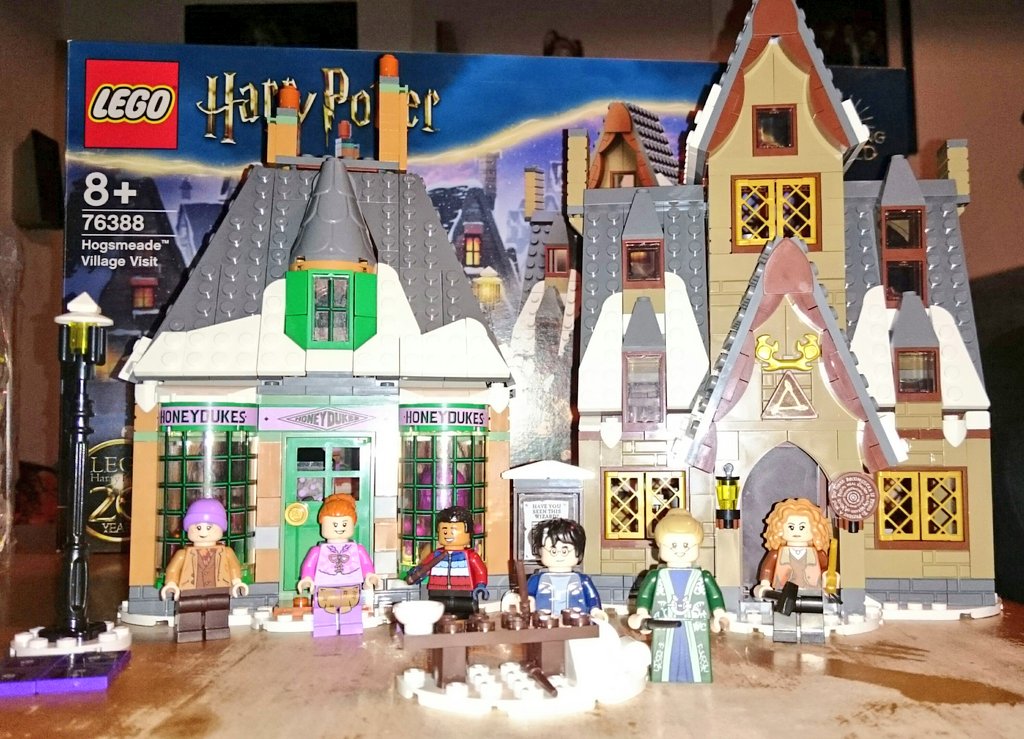 LEGO Harry Potter Hogsmeade Set fertig gebaut!

Heute habe ich zusammen mit meiner Frau <a href="/elchkeksle/">Elchkeksle</a> das #LEGO Set "Besuch in #Hogsmeade" fertig gebaut. Das Ergebnis kann sich wirklich sehen lassen. Es ist ein wirklich tolles Set zu den "#HarryPotter" Filmen geworden. ⚡