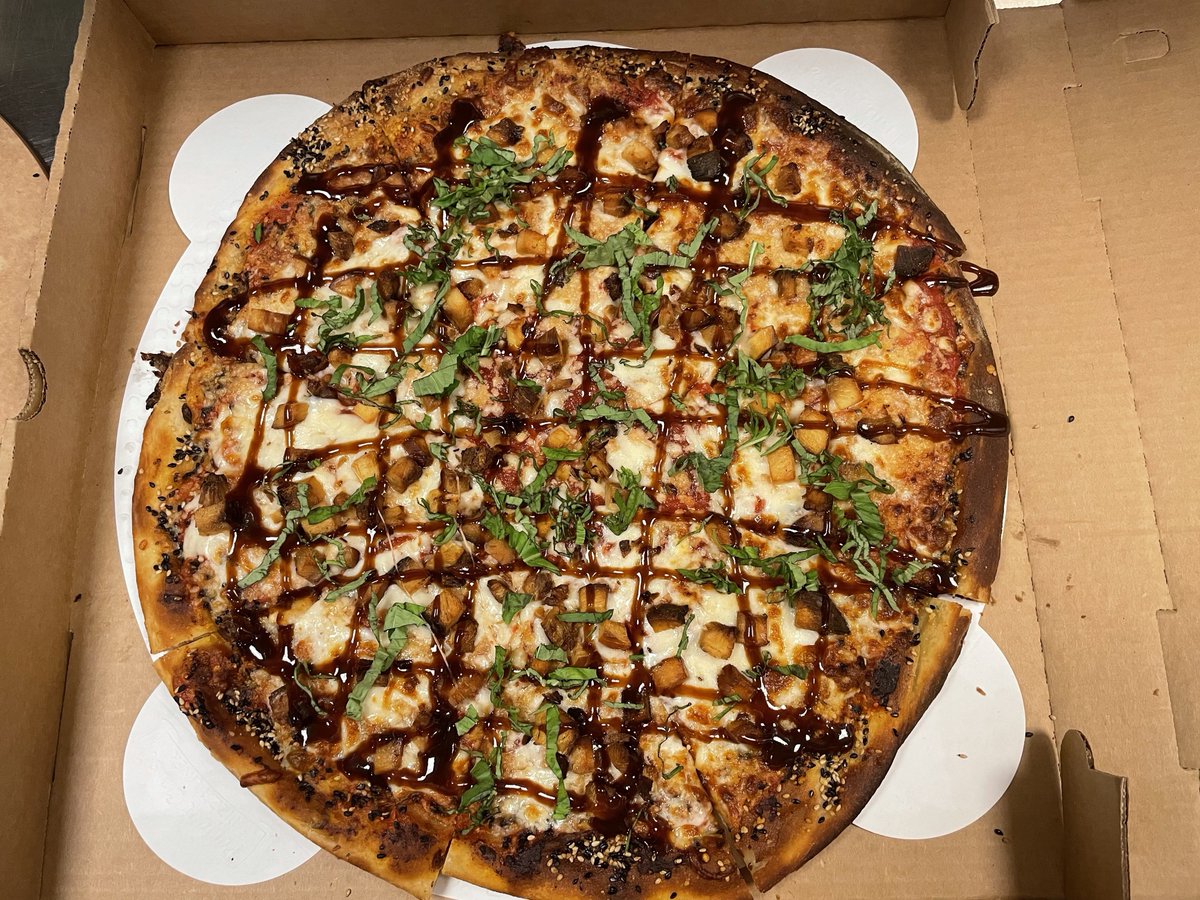 makeboluopizza's tweet photo. Our #ScallionPancakePizza are now also available for Pick Up in addition to Delivery. We've also extended our hours to Monday-Friday 11am-9pm. To place an order, please go to https://t.co/dJpT6Psmee #MakeboluoPizza https://t.co/UKjfAxcij5