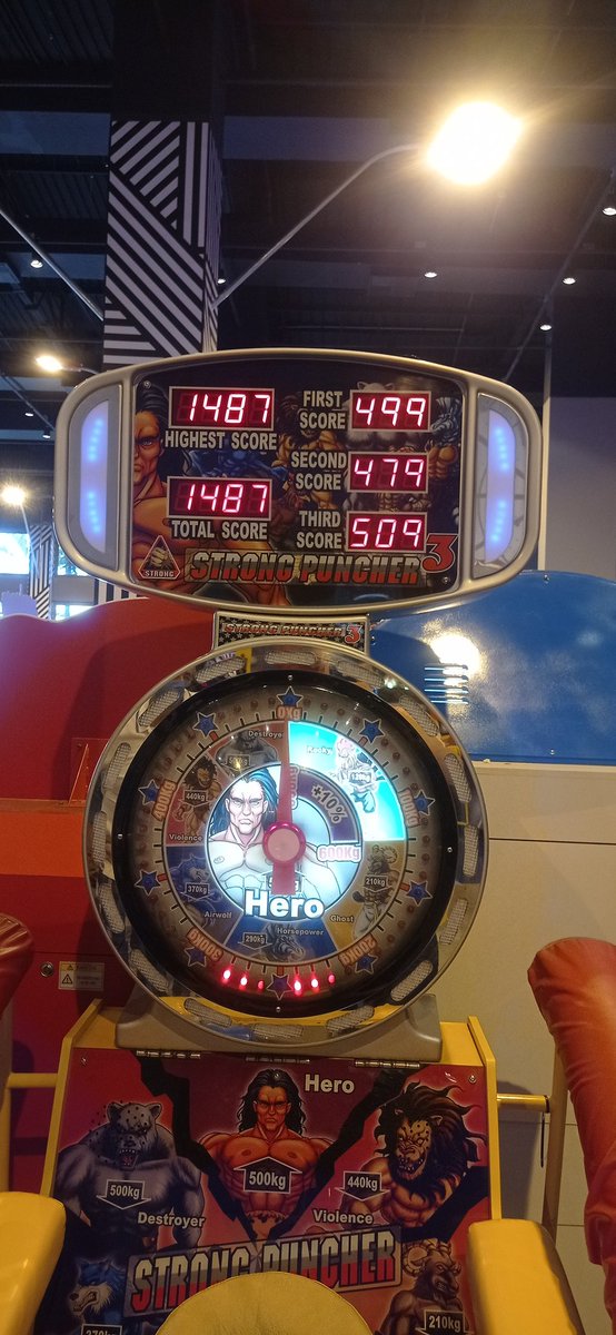 Só registrando minha felicidade de ter zerado a máquina de soco do shopping