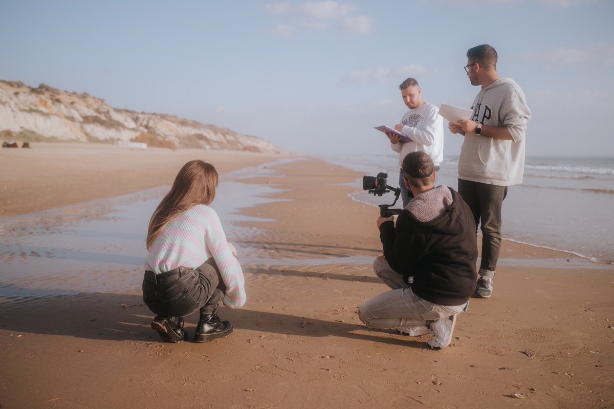 aleedealejandra's tweet image. Presagios, medusas y agua dentro de los botines ✨

Anibal no sale en ninguna foto porque es el artista que hay tras la cámara 🤍