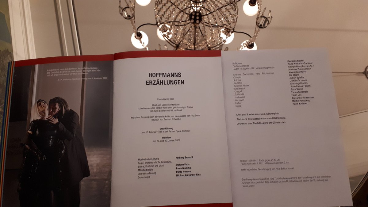 2michaelWmusic's tweet photo. #GPThoffmann #München: Stefano Podas Bühne sieht zwar edel aus, aber es sprühen keine Funken aus den Vitrinen oder seiner Regie. Doch Krick-Krack: umso mehr passiert musikalisch, bei Hoffmanns drei Liebes-Abenteuern. @Gaertnertheater https://t.co/ehliuX3CFw