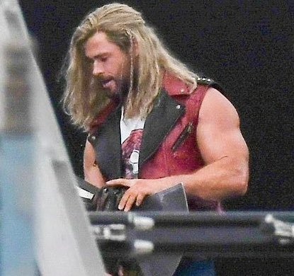 RT @thorslibrary: thor love and thunder behind the scenes :) https://t.co/tWxQysNOpI