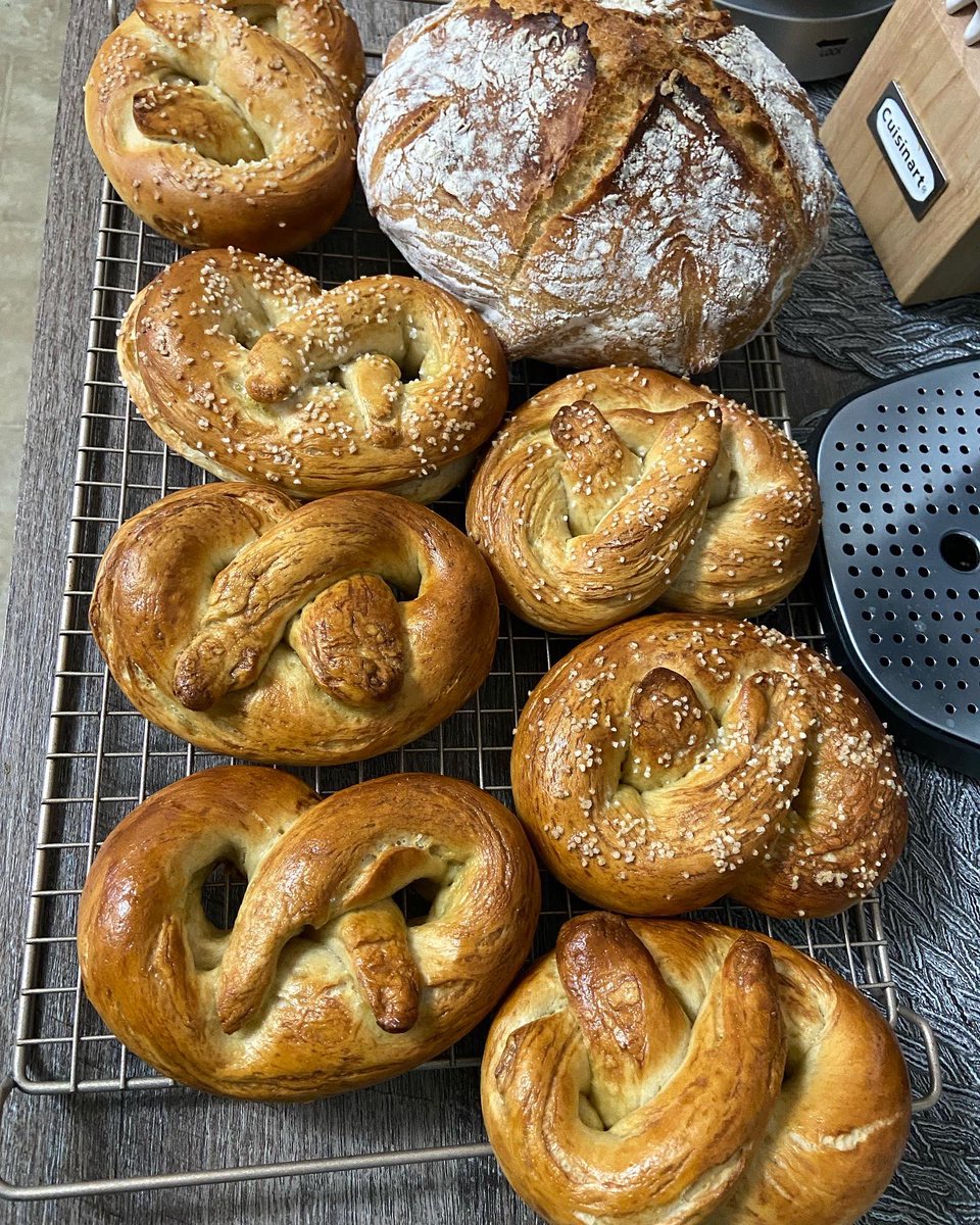 IJustDontLikeU_'s tweet photo. Crusty Rustic bread and Bavarian Beer Pretzels!!!
Baking success!
#bakingdays #baking #bakingfromscratch #bavarianbeerpretzels #rusticbread #bakingforfriends https://t.co/j9jVDi8cz1
