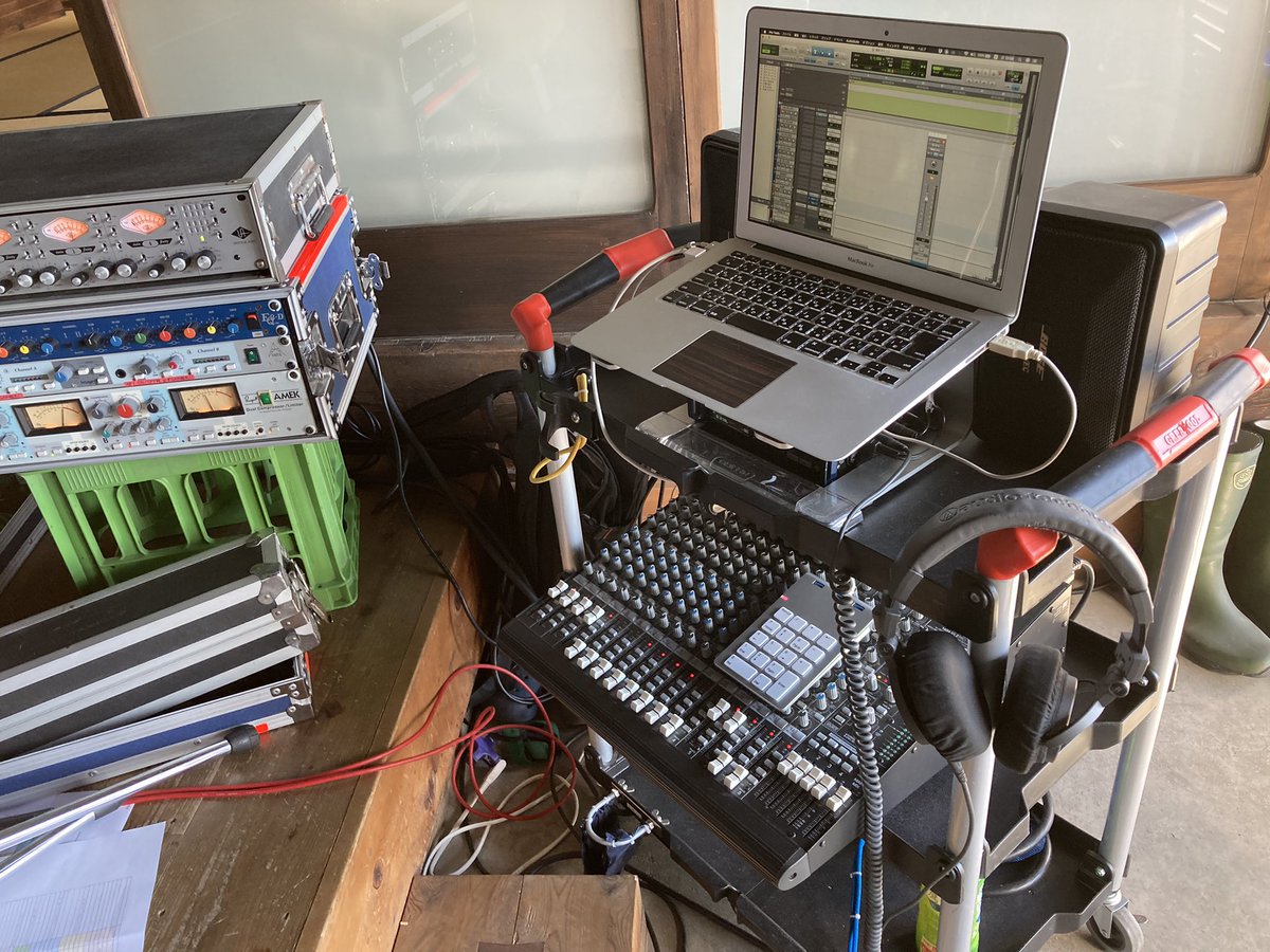 c3project's tweet image. 昨日は生演奏風のMV撮影のために録音でした。

ロケ地の古民家でまず生演奏録音ということでProtoolsでマルチトラック録音。音にもこだわるためAMEKやUAのHAやコンプも持ち込む。その場でMIXして、プレイバック。プレイバックのためのPAも行うためかなりの物量持ち込みしました。